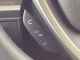ステアリングにハンズフリー通話スイッチを装備。運転中でも手を離さずに通話操作ができるため、家族との連絡や急な電話にも安心して対応できます。