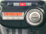 【オートエアコン】一度お好みの温度に設定すれば、車内の温度を検知し風量や温度を自動で調整。暑い&hellip;寒い&hellip;と何度もスイッチ操作をする必要はありません。快適な車内空間には必須の機能ですね♪