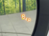 【ブラインドスポットモニター】走行中、ドアミラーの死角になりやすい箇所に後続車が接近するとサイドミラー付近に警告を表示、ドライバーに注意喚起をしてくれます。