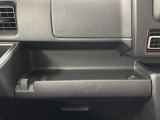 助手席側のインパネは多機能!間口の広くて使いやすいトレイや何かと工具や買い物袋を掛けれる便利なフック付き!