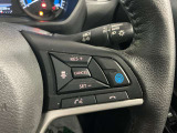 レーダークルーズコントロールを装備。アクセルやブレーキを操作しなくても、自動で先行車との車間距離を保ち追従走行できます。長距離や高速道路を運転する際に、ドライバーへの負担を軽減します。