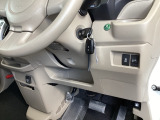 燃費をよくするECON、横滑りを防ぐVSAなどのスイッチは、運転席の右側、手の届きやすい位置にあります。