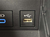 こちらのクルマはUSB接続コネクタも装備されています♪スマホの充電などにお使い下さい。ご旅行中での充電切れも、これなら心配いりませんね!