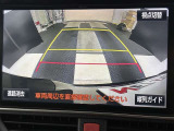 こちらのバックカメラは画面にラインが表示されておりますので、バック時のクルマの進行方向の目安になります。より高いレベルで車庫入れをサポートする、便利な機能ですね。