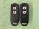スマートキーを装備しています。鍵を差し込むことなくドアロックの開け閉めと、スタートボタン操作でのエンジンスタートができます。スペアキーも同じものを用意しております。