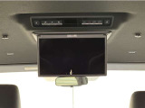 &rdquo;お子様がご機嫌斜めな時は後席モニターの出番!お気に入りのDVDを流せば渋滞や長距離移動もみんな快適♪もちろん、お子様だけでなく大人グループでお出かけの時にも◎後部座席に乗る人も退屈せずに過ごせます!