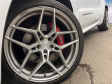 ●22インチアルミホイール:輸入車ならではの卓越した走りを支えるホイールと足回りです!日本車の走りに慣れている方にもぜひ体感して頂きたいほど、高いレベルでまとまっています!