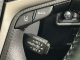 クルーズコントロール機能が付いています。 速度を設定するとアクセルを踏まなくても一定の速度で走ることができます。  高速道路ではとても便利な装置なんです。