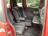 ホンダ車の低床ボディは、チャイルドシートへのお子さまの乗降や荷物の積載もスムーズ。後席にも左右分離式のアームレストがついております。ゆっくりおくつろぎいただけます。