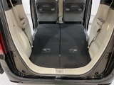 後席背もたれを倒せばちょっと大きめの荷物や長いものを積みたい時に便利です。