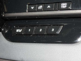 運転席には体格に合わせて最適なドライビングポジションをメモリーする機能があります。