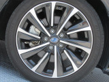 純正18インチアルミホイール。 タイヤサイズは225/45R18