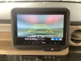 【バックカメラ】運転が苦手な方も車庫入れラクラクです!ギアをリバースに入れれば自動的に切り換わりますので、面倒な操作は不要です♪狭い駐車場もお車を傷つけず安心ですね!