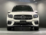 フロントグリル中央に大きく輝くスリーポインテッドスター。メルセデスベンツならではのステータスを強く感じる事ができます