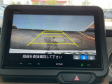 【リアカメラ】リバースに入れるだけで後方の映像が映ります。安全確認や、狭い駐車場での車庫入れ、雨の日や夜間など視界の悪い時に便利です。安全にバックする為には欠かせない装備です。