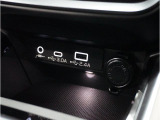 小物の収納に便利なセンタートレイには携帯等のデバイスの充電可能なUSB出力電源付です。