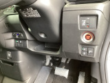 左側に高速で便利なETCがあり、また、便利な電動スライドドア、横滑りを防ぐVSAなどのスイッチは、運転席の右側、手の届きやすい位置にあります。