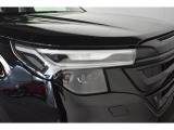 LEDヘッドランプは白色または青白い光を放ちます。夜間でも遠くまで見通しが良くなり、道路標識や歩行者をより早く認識できます。