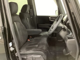 女性でも運転がしやすいように、シートの高さ調整機能(シートリフター)がついています。運転席と助手席の間が空いている為、助手席側への移動がスムーズです。交通量の多い道でも助手席側から乗り降りができます。
