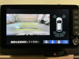 リバースギアに入れるだけで後方の表示へ切り替わります。夜間や雨の日の駐車も楽になりますよ。