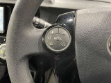 ステアリングスイッチ付きで、運転中に視線を前に向けたまま操作できます。