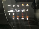 段差のないパネルスイッチのオートエアコン付きです。予め温度設定すれば後はセンサーが感知して設定温度を保ってくれますので快適なドライブが楽しめます。雨の日のガラスの曇りもなく安全な運転ができます。