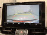 車庫入れなど後進運転時に死角をモニターで確認ができて安全です♪ ステアリング操作の参考になるガイド線も表示しますので車庫入れがニガテな方も安心ですネ!