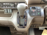 【eコンスイッチ】低燃費運転をサポートするECONモード。スイッチをONすると、エンジンやトランスミッション、A/Cなどを協調制御し、燃費の向上に貢献。エコドライブの効果を高めます。