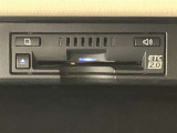 高速道路で便利な【ETC2.0】を装備しています。光ビーコン搭載で渋滞情報などナビゲーションと連動することで機能も充実いたします。他、観光施設に立ち寄るための高速料金割引サービス等もございます。