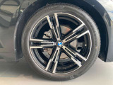 BMW純正18インチアルミホイールが足元を引き締め、スポーティなエクステリアデザインをさらに際立たせています。