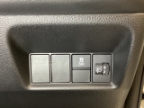 ハンドルの右側にはヘットライトリベライザーとVSA(ABS+TCS+横滑り抑制)の解除スイッチがついています。ヘッドライトリベライザーは道路状況や積荷の加重に応じてライトの高さを調節できます。