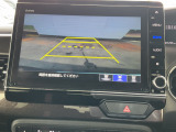 【リアカメラ】リバースに入れるだけで後方の映像が映ります。安全確認や、狭い駐車場での車庫入れ、雨の日や夜間など視界の悪い時に便利です。安全にバックする為には欠かせない装備です。