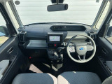 まごころクリーニングにより車内清掃、各部艶出し、消臭、除菌を実施してございます!シート、ハンドル、シフトにはビニールカバーを装着、足元にはマットを敷いて展示してあります!!