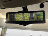 【インテリジェントルームミラー】後席の大きな荷物や同乗者で後方が確認しづらい時でも安心!カメラが撮影した車両後方の映像をルームミラー内に表示。クリアな視界で状況の確認が可能です!