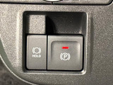 指先だけで簡単に操作が可能な電動パーキングブレーキを採用。「HOLD」スイッチを押すと、渋滞や信号待ちなどでブレーキペダルから足を離しても、ブレーキを保持するので安心です