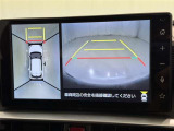 パノラミックビューモニターを装備。駐車場や交差点でクルマを真上から見るように周囲を確認できます。機能の詳細は販売店スタッフまでおたずねください。