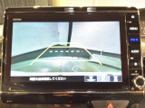 リバースギアに入れるだけで後方の表示へ切り替わります。夜間や雨の日の駐車も楽になりますよ。