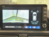 リバースギアに入れるだけで後方の表示へ切り替わります。夜間や雨の日の駐車も楽になりますよ。