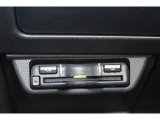 ETCは純正ならではの足元を妨げない工夫をこらしており、ETC2.0搭載車です。周辺のITSスポット道路状況や渋滞情報も表示可能でございます。