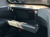 助手席前方のグローブボックス内にETC車載器も装備されております