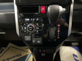 オートエアコン♪お好みの温度に設定するだけで車内を快適空間にしてくれますよ♪