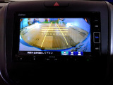 バックカメラの画像です。ガイドラインがスムースな車庫入れをサポートいたします。車庫入れの安心感がアップしますね。