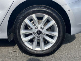 16インチ純正アルミホイール装備 全車両に標準装備の純正アルミホイールは、純正ならではのバランスの良いデザインと、走行安定性をお楽しみ頂けます。