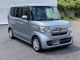 狭い駐車場でも、スライドドアならチャイルドシートへのお子さまの乗降や荷物の積載もスムーズ。とても便利な【両側電動スライドドア】ドアハンドを少し引くだけでリアドアが自動開閉します。