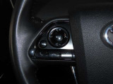 【ステアリングスイッチ】運転中に視線を前に向けたまま画面の操作できます。