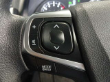 ステアリングには運転中でも簡単に操作できる各種スイッチついてます