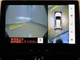 パノラミックビューモニター付きです。車両を上から見たような映像をディスプレイオーディオ画面に表示。運転席からの目視だけでは見にくい、車両周辺の状況をリアルタイムでしっかり確認できます。
