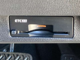 ビルトインETC(埋め込み型)。スッキリと収まっているのが特徴です。音声案内タイプ/アンテナ分離式。納車時には再セットアップ(情報の再登録)を行います。