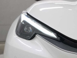 LEDヘッドランプにはアダプティブハイビームシステム「AHS」を採用。光検出カメラで車両検出をし、先行車や対向車に直接ハイビームを当てないように部分遮光します。