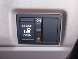狭い駐車場や壁際でもドアをぶつける心配が少なく開けられる両側スライドドアです。助手席側は電動で、開閉操作も楽々です!